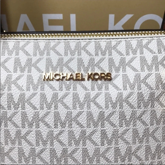 Michael Kors Charlotte LG TZ Tote
Vanilla Leather - Picture 3 of 9